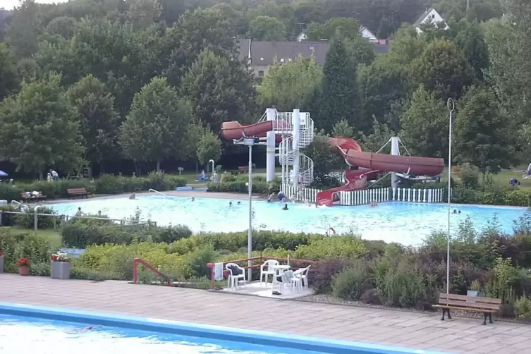 Das Waldmohrer Bad trumpft mit seiner Riesenrutsche auf.