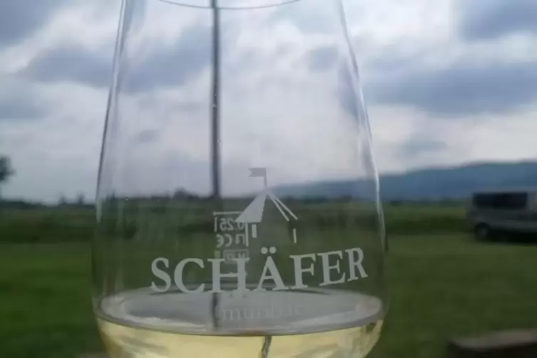 Auch das Weingut Schäfer bietet einen tollen Ausblick auf die Weinberge der Umgebung.