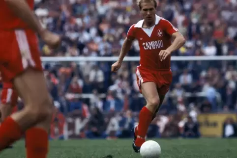 Ein Trikot-Klassiker des 1. FC Kaiserslautern. 1978 war das, Campari auf der Brust, Hans-Günther Neues am Ball. Man beachte den 