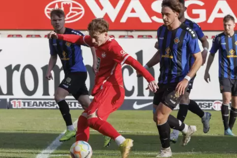 Mike Scharwath (Zweiter von links), hier im Spiel gegen TuS Koblenz, ist einer der Spieler beim FCK II, die bereits in der Vorsa