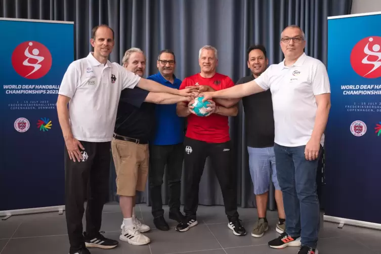 Die WM-Präsentation Frankenthals (von links): Benjamin Heese (Spartenleiter Handball beim DGSV), Jonny Gustavsson (ICSD-Direktor