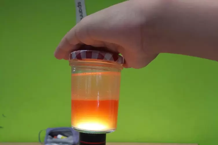 Spiel mit den Farben: Unter dem Motto &bdquo;Kleine Forscher ganz gro&szlig;&ldquo; durften Dirmsteiner Sch&uuml;ler experimentieren.