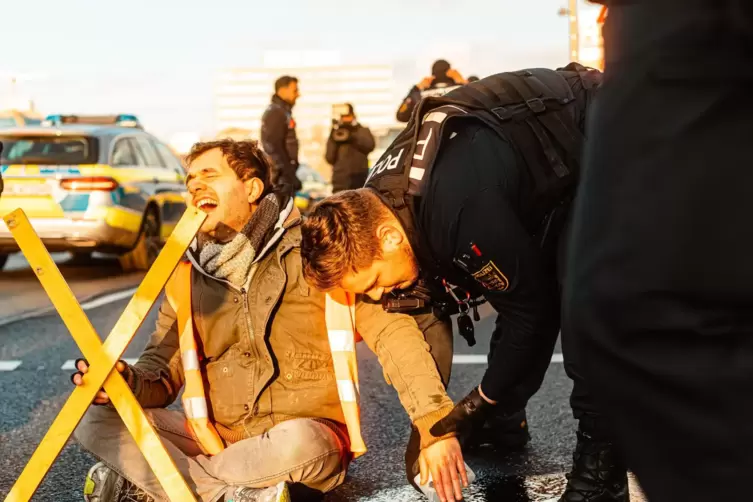 Klimakleber in Aktion: Blockade in Mannheim. 
