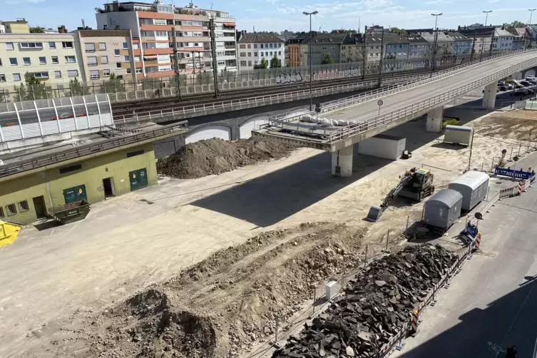 Blick auf die Baustelle: Die Lücke bis zur Konrad-Adenauer-Brücke ist über 500 Meter lang. Offizieller Baustart für den Wiederau