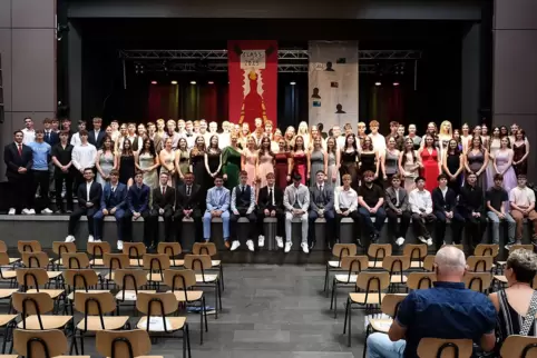 Die Realschule verabschiedete ihre Abgänger am Freitagabend in der Aula des Hofenfels-Gymnasiums. 