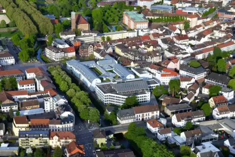 Mit dem Fördergeld will die Stadt unter anderem die Fassade und das Dach des Helmholtz-Gymnasiums sanieren, das am oberen Bildra