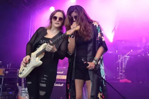 Gitarristin Eliana Cargnelutti und Frontfrau Alteria von der Deep-Purple-Tributeband „Strange Kind of Women“ begeisterten bei ih