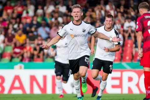 2018: Felix Müller bejubelt im DFB-Pokal sein Tor für den Zweitligisten SV Sandhausen in der Partie bei RW Oberhausen.