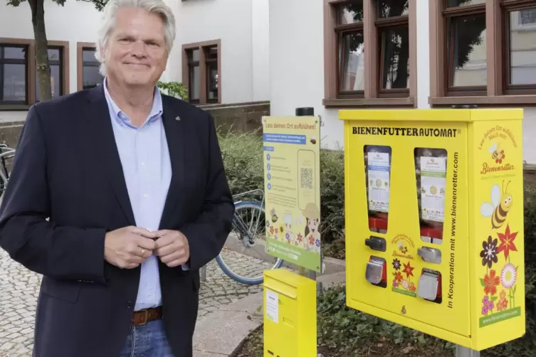VHS-Leiter Michael Staudt mit dem neuen Bienenfutterautomaten.