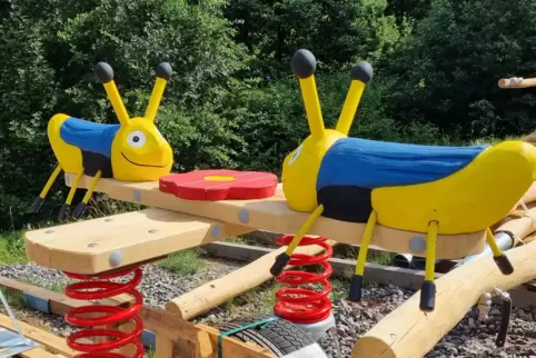  Aus Eichen- und Robinienholz entstehen die massiven Spielgeräte für öffentliche Spielplätze. Ihre Lebensdauer liegt bei etwa 20