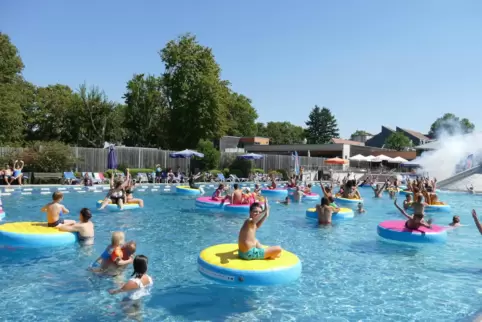 Mächtig was los: Zephyrus-Pool-Party 2022 im Bademaxx. Rund 300.000 Gäste zählt das Schwimmbad im Jahr, 50.000 die Sauna. Das De