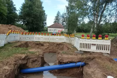 Das blaue, 144 Meter lange Leerrohr wurde unter dem Glan durchgezogen. Jetzt wird es noch durchgespült, desinfiziert und an die 