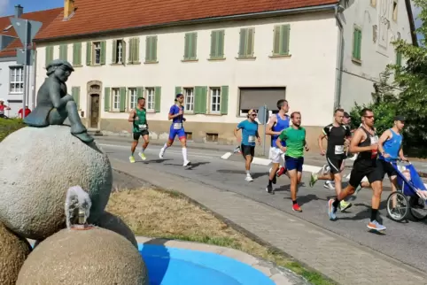 Kurz nach dem Start ging es beim Draisinenlauf für die Sportler in Altenglan am „Herzdriggerbrunnen“ vorbei. 