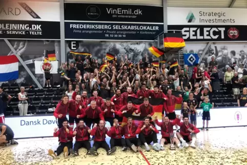 Mannschaft und Fans feiern gemeinsam. 