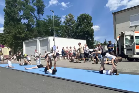 die Geräteturnerinnen der Turngemeinde Oggersheim zeigten ihr Können bei der Siedlerkerwe auf einer langen Matte mitten auf der 
