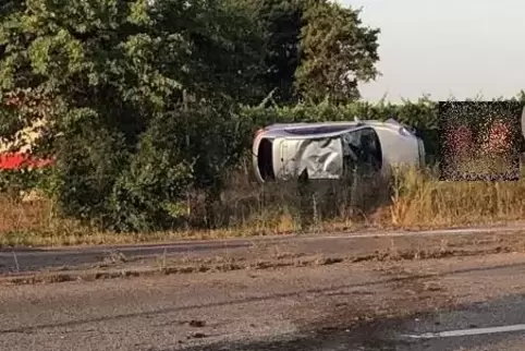 Die Feuerwehr musste die Fahrerin aus ihrem Wagen befreien. 