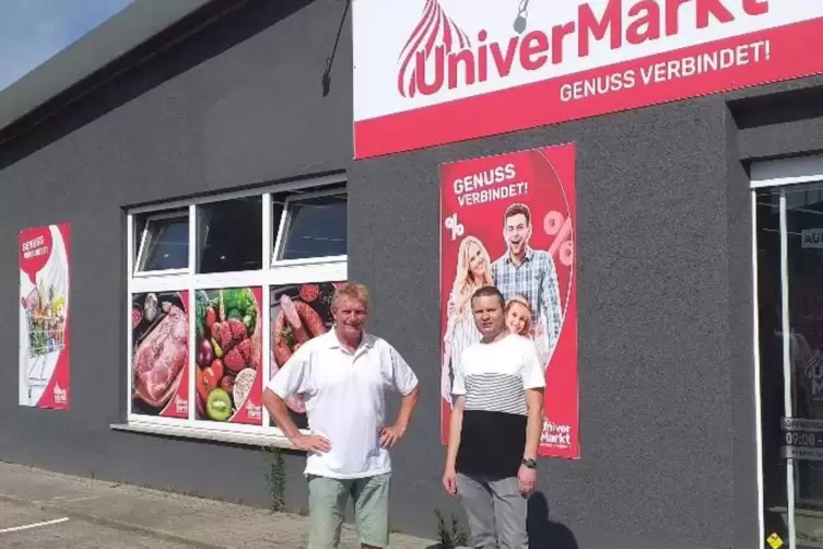 Ortsvorsteher Helmut Wesper (li.) gratuliert Vladimir Gribov zur Geschäftseröffnung.