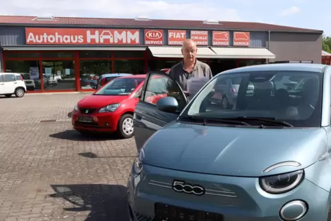 Bei Elektroautos ist teils mit sehr langen Lieferfristen zu rechnen, weiß Manfred Frey vom Autohaus Hamm.