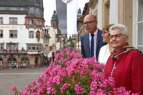 Ruth Landy blickt mit Oberbürgermeister Dominik Geißler vom Rathausbalkon auf den Marktplatz. 