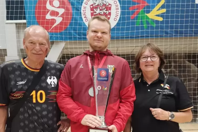 Felix Werling mit Pokal und seinen Eltern. 