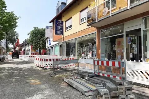 In Enkenbach-Alsenborn wird die Hauptstraße saniert. Von den Sperrungen sind viele Geschäfte betroffen. Das Bild zeigt die Baust