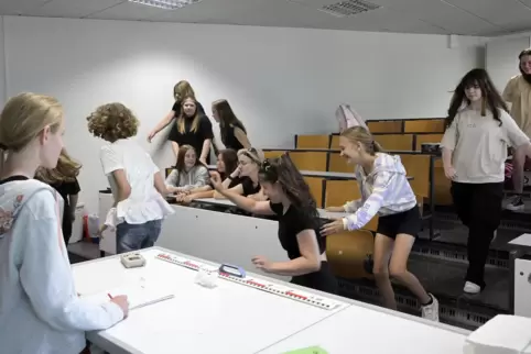 Für das Jubiläum proben die Schüler ein Theaterstück „Von den 90ern bis in die Jetztzeit“.