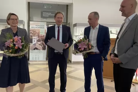 Von den 660.000 Euro, die Bildungsministerin Stefanie Hubig – hier mit (von links) OB Martin Hebich, Ulrich Link (ISB) und Dezer