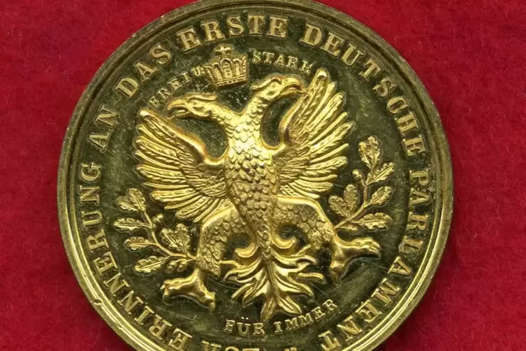 Diese vergoldete Medaille von 1848 aus dem Bestand des Erkenbert-Museums zeigt einen Doppeladler mit Krone und Eichenlaub. Sie e
