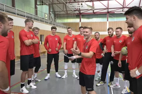 Los geht’s: Eulen-Trainer Johannes Wohlrab instruiert seine Schützlinge.