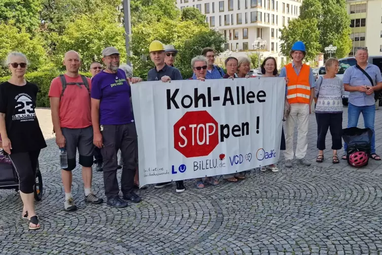 Protest am Pfalzbau gegen die Helmut-Kohl-Allee. Die ebenerdige Straße soll die Nordtrasse ersetzen.