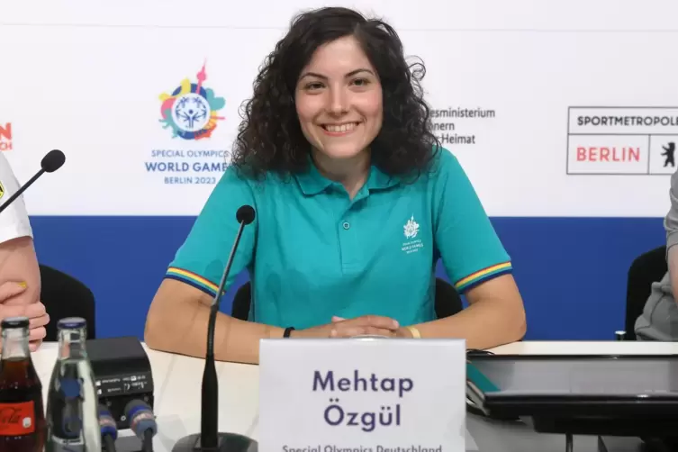 In ihrem Element: Mehtap Özgül bei der Pressekonferenz.