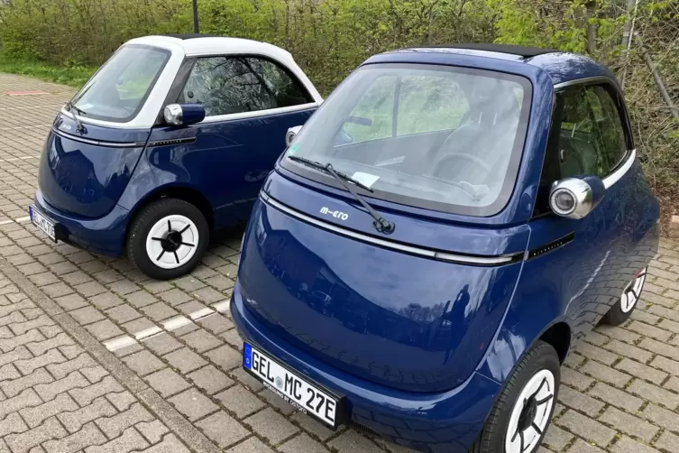 Gute Rundumsicht ist garantiert: hier ein Microlino-P&auml;rchen. 