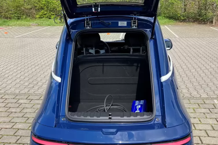 Hinten schmal mit gro&szlig;er Klappe.