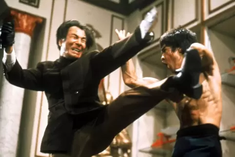 Bruce Lee (rechts) mit Kien Shih 1973 in „Der Mann mit der Todeskralle“ („Enter the Dragon“). 