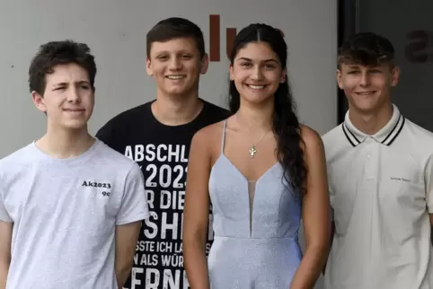 Simon Fröhlich, Lars Petrilj, Hanna Hildensperger und Brendan Skora (von links) wurden für besondere Leistungen ausgezeichnet.
