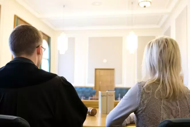 Seite an Seite: Berufsrichter und Schöffin.