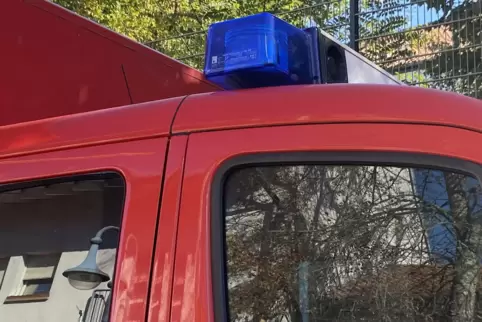 Die Polizei sucht zwei junge Leute, die mit dem von der Feuerwehr gelöschten Brand in Verbindung gebracht werden. 