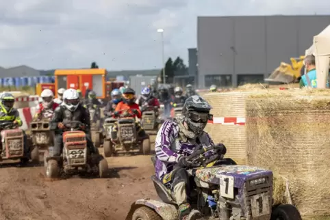 Geriet beim Rasentraktor-Rennen in Sembach in Führung: Das Team „Bruzzi“. 