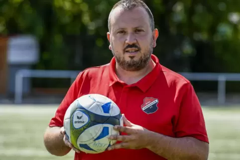Jürgen Hollschuh bezeichnet sich selbst als „Fußballverrückten“