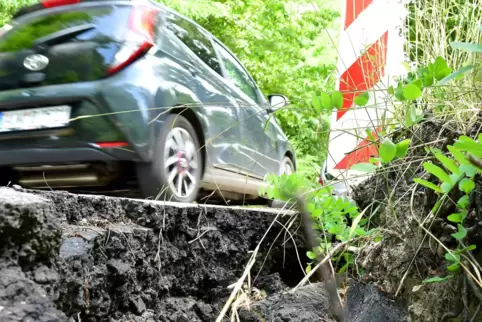 An den Fahrbahnrädern der K16 gibt es erhebliche Schäden. 
