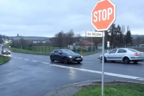 An der Kreuzung Hölzchen/Eselsweg mit der L401 überqueren viele Fußgänger und Radfahrer die Landesstraße. An der Kreuzung Hölzchen/Eselsweg mit der L401 überqueren viele Fußgänger und Radfahrer die Landesstraße.