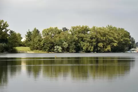 Auf der in den Silbersee hineinragenden Scharrau befindet sich ein altes Hofgut. 