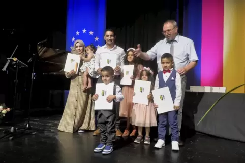 Landrat Otto Rubly mit der Familie Alawad aus Schönenberg-Kübelberg. 