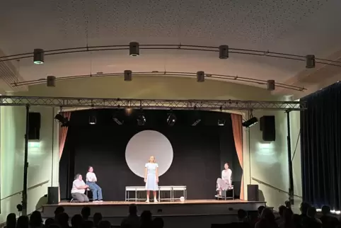 Die Junge Badische Landesbühne spielte das Stück „Mädchen mit Hutschachtel“ in Kusel. 