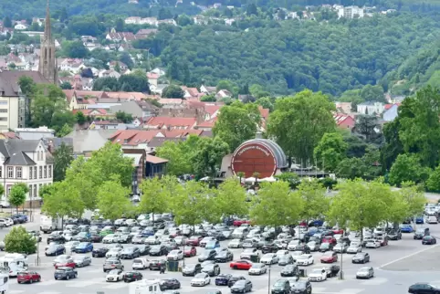 Auf dem Wurstmarktplatz gibt es etwa 1400 Parkplätze. 
