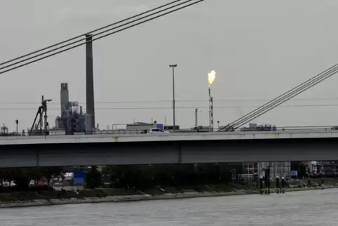Wegen einer Revision wird bei der BASF eine Fackel in Betrieb genommen.
