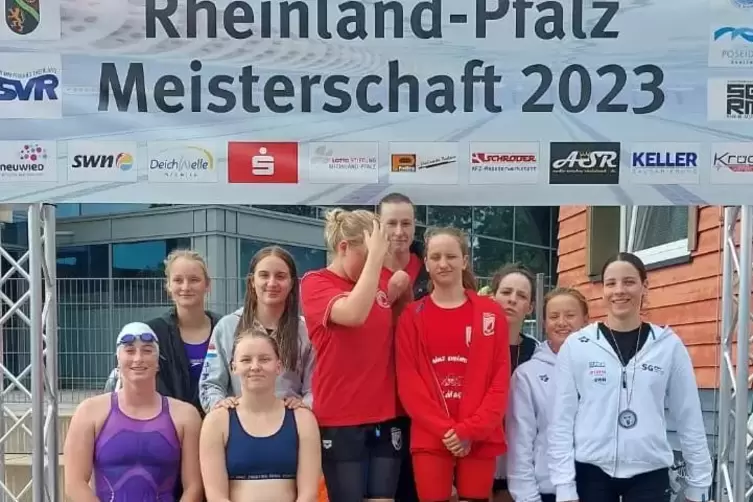 Die Damenstaffel des Kaiserslauterer SK bei der Siegerehrung f&uuml;r den zweiten Platz &uuml;ber 100 Meter Schmetterling (hinten von link