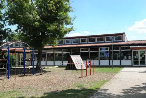 Dach und Fasse der Ellerstadter Grundschule werden saniert.