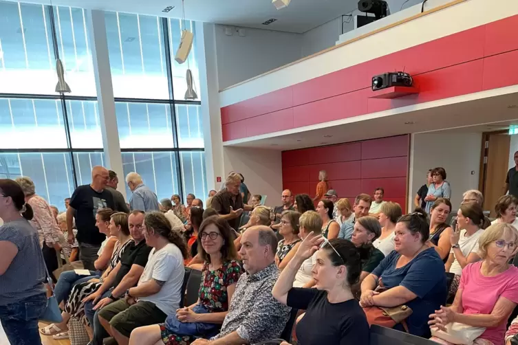 Rekordverd&auml;chtige rund 120 Zuh&ouml;rer kamen in die Stadtratssitzung, um sich zu informieren. 