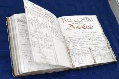 Dieses Rechenbuch wurde im Heuchelheimer Heimatmuseum bei einem Kindermuseumsfest gezeigt. Der Lehrer Johann Heinrich Beysiegel 
